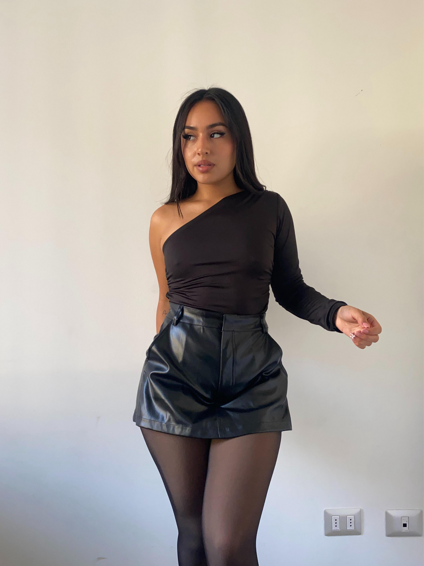 Falda short cuerina