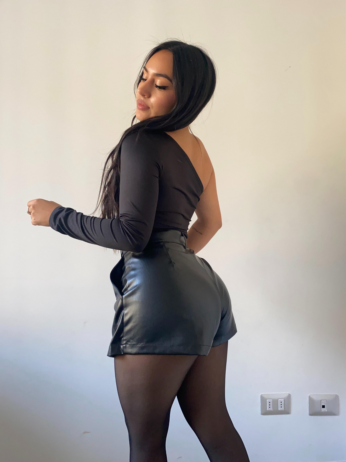 Falda short cuerina